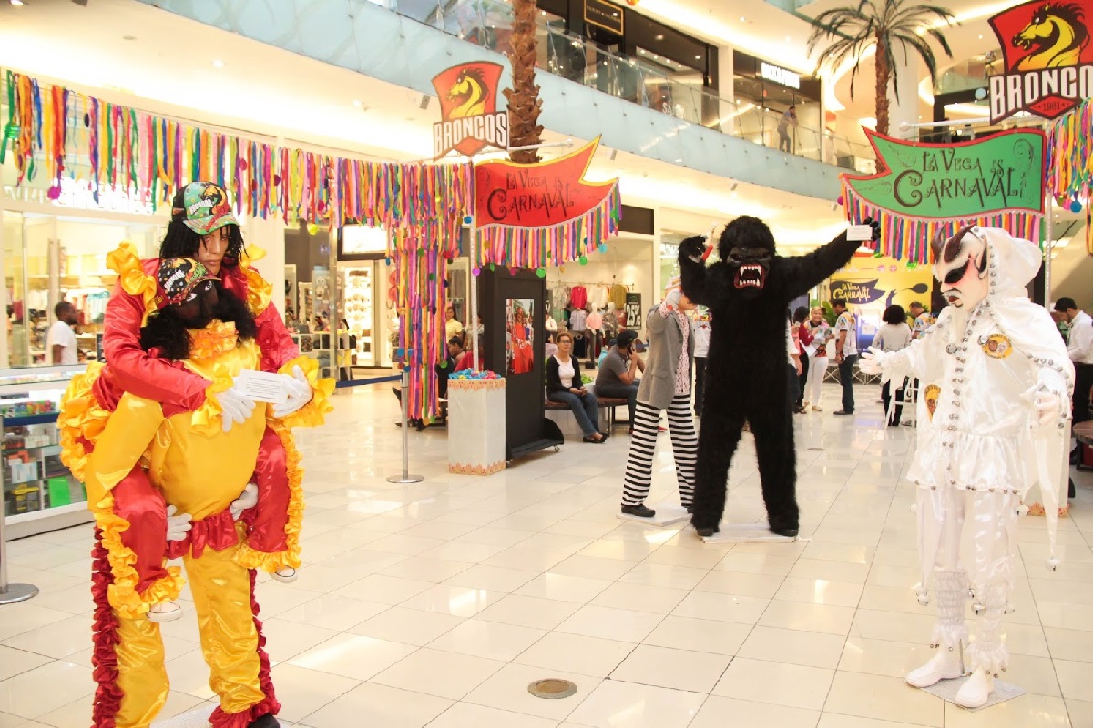 El colorido del Carnaval Vegano en una exposición de personajes y fotografías en Agora Mall